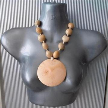 Manouk - ketting met pitten en kokoshanger  beschikbaar voor biedingen