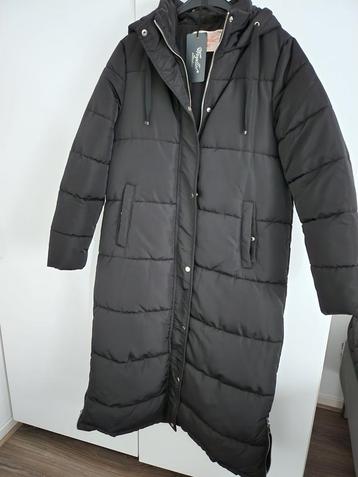 Winterjas zwart extra lang  maat xl 50 euro.