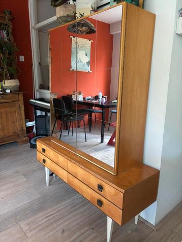 Vintage spiegelkast beschikbaar voor biedingen