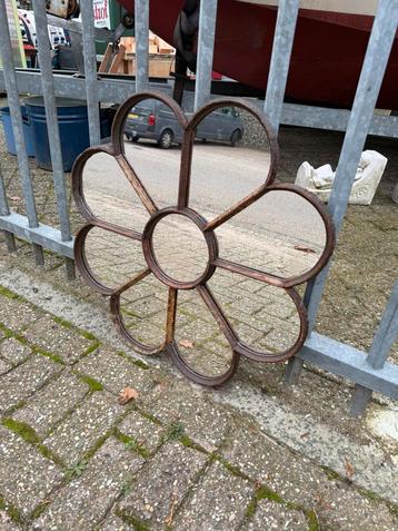 Handgemaakte bloemenspiegel beschikbaar voor biedingen