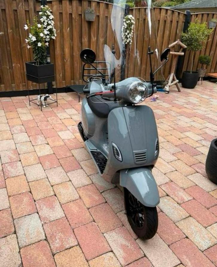 Hele nette en mooie AGM scooter te koop!, Fietsen en Brommers, Snorfietsen en Snorscooters, Zo goed als nieuw, Overige merken