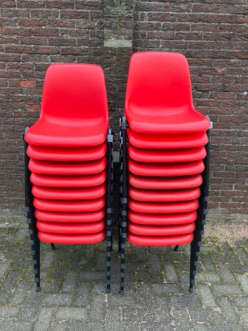 Rode stapelstoelen AA-kwaliteit kantinestoelen Nieuw beschikbaar voor biedingen