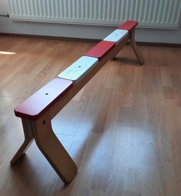 Stevige houten evenwichtsbalk / turn balk IKEA rood-wit beschikbaar voor biedingen