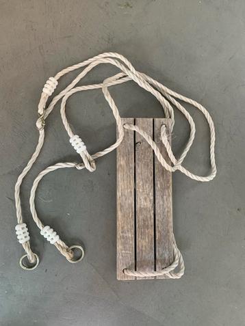 Houten Schommel beschikbaar voor biedingen