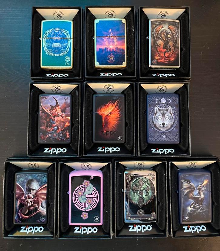 Zippo Anne Stokes Gesigneerd ongeopend nieuw in doosjes, Verzamelen, Rookartikelen, Aanstekers en Luciferdoosjes, Nieuw, Aansteker