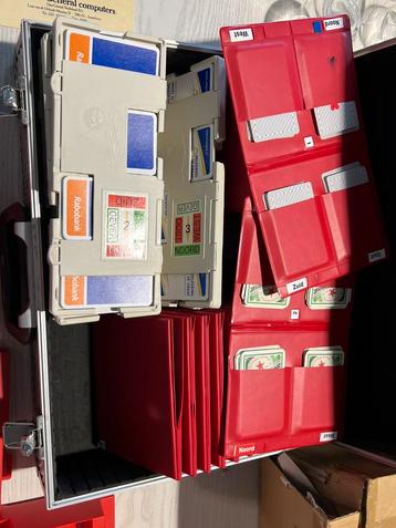 8 biedboxen 23 mapjes en 12 boxen met kaarten beschikbaar voor biedingen