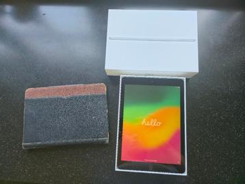 Apple Ipad 6th gen A1893 32gb met doos en hoesje goede staat beschikbaar voor biedingen