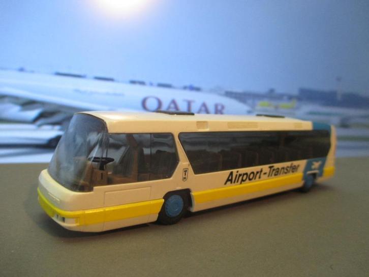 Neoplan Metroliner Airport Transfer luchthaven bus, Hobby en Vrije tijd, Modelauto's | 1:87, Zo goed als nieuw, Ophalen of Verzenden