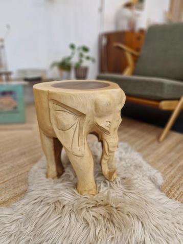 Vintage bijzettafel olifant massief hout beschikbaar voor biedingen