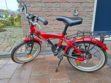 Rode kinderfiets met bagagedrager en standaard beschikbaar voor biedingen