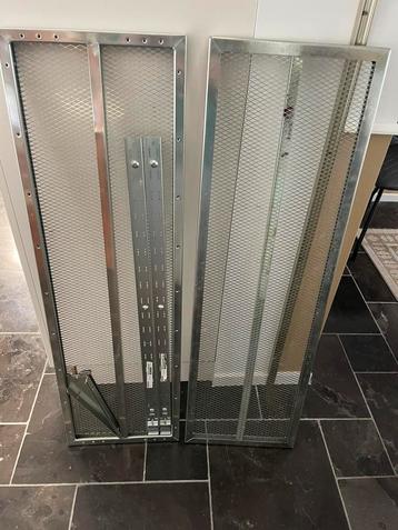 Metalen Rek met 2 legplanken beschikbaar voor biedingen