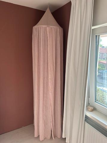 Licht roze klamboe beschikbaar voor biedingen