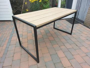 tafel met metalen frame en houten blad. 70 x 140 (student?)