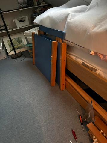 Houten ledikant met lattenbodem  beschikbaar voor biedingen