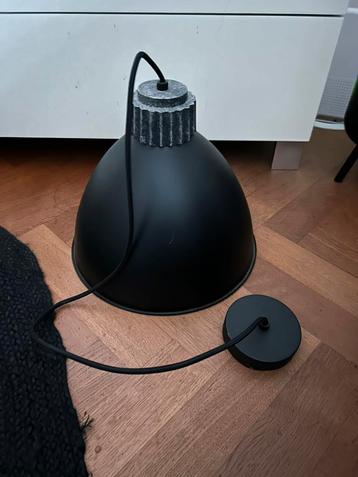 Zwarte hanglamp beschikbaar voor biedingen