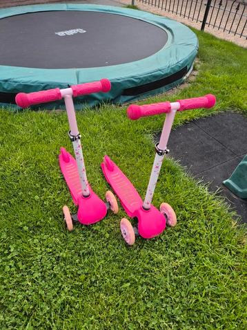 Twee roze stepjes voor tweeling! beschikbaar voor biedingen