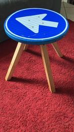 krukje of tafelje gemaakt van oud verkeersbord, Huis en Inrichting, Krukjes, Ophalen of Verzenden, Hout