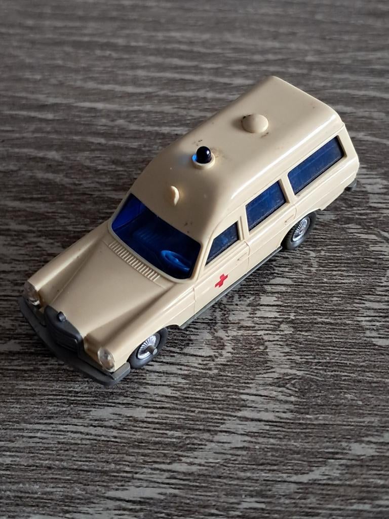 WIKING MERCEDES 200 AMBULANCE, Hobby en Vrije tijd, Modelauto's | 1:87, Ophalen of Verzenden, Zo goed als nieuw, Auto, Wiking