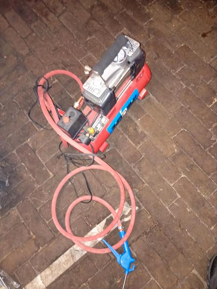 12V Compressor  Draagbaar, Doe-het-zelf en Verbouw, Compressors, Gebruikt, 6 tot 10 bar, Minder dan 25 liter, Minder dan 200 liter/min