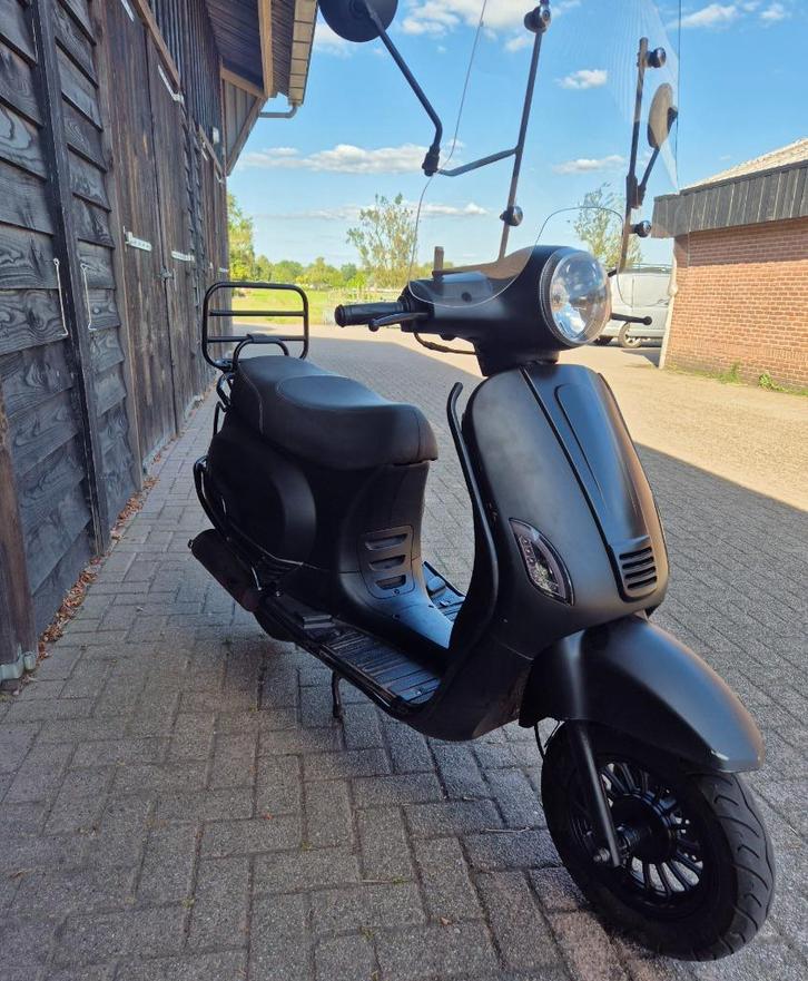 La Souris Sourini scooter 2021 mat zwart, Fietsen en Brommers, Snorfietsen en Snorscooters, Gebruikt, Overige merken, Benzine