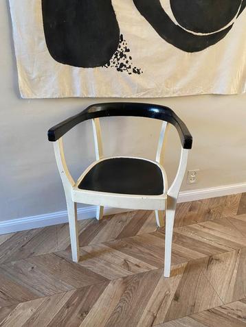 Houten Stoel beschikbaar voor biedingen