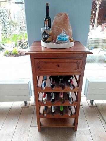 Mooie houten wijnkast met lade beschikbaar voor biedingen