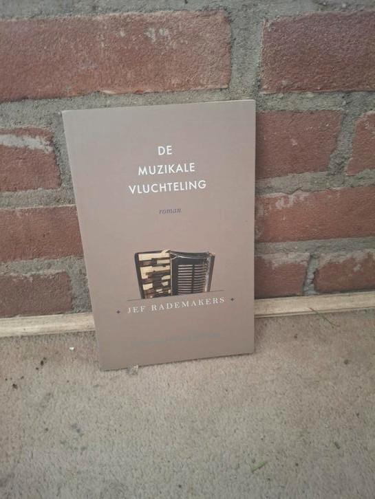 Jef Rademakers - De muzikale vluchteling, Boeken, Thrillers, Zo goed als nieuw, Nederland, Ophalen of Verzenden