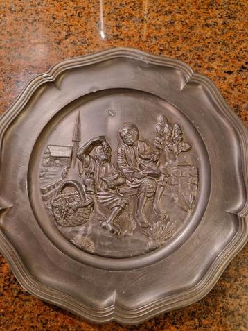 Antiek Tinnen Bord met Figuren beschikbaar voor biedingen