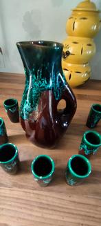kan met 8 kleine drinkbekertjes van aardewerk, Antiek en Kunst, Ophalen of Verzenden