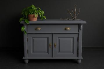 Rustiek wand- commodekastje in donkergrijs beschikbaar voor biedingen