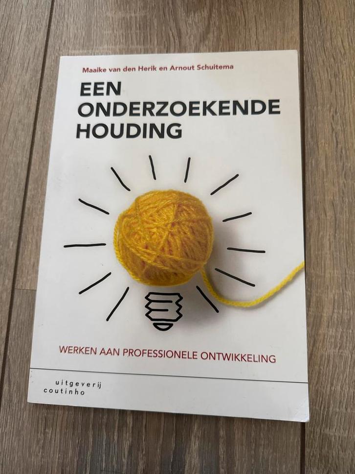 Een onderzoekende houding - Professionele ontwikkeling, Boeken, Studieboeken en Cursussen, Zo goed als nieuw, HBO, Ophalen