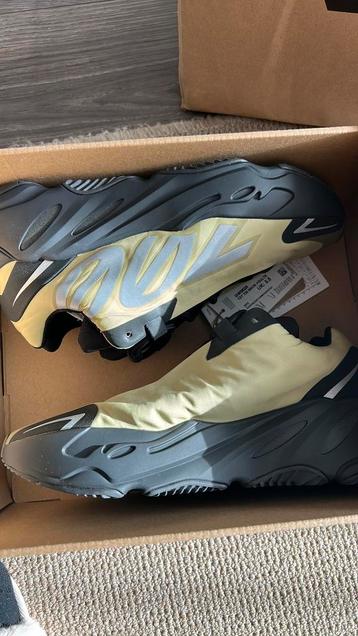 Adidas Yeezy Boost 700 MNVN "Resin" sneakers. beschikbaar voor biedingen