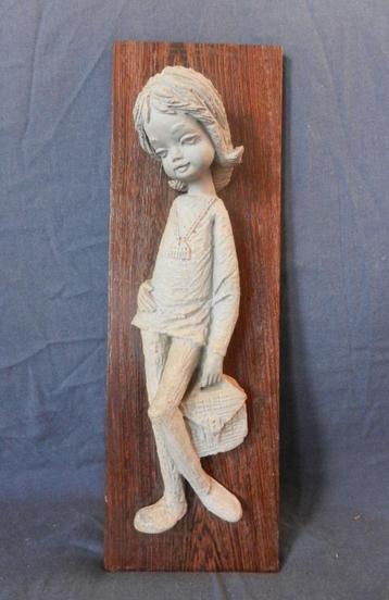 Sculptuur / Relief Staand meisje jaren 60 A.S.V. Venlo h. 35 beschikbaar voor biedingen