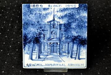 Handbeschilderde Delfts blauwe Tegel - Hospitaal Arnhem 1949 beschikbaar voor biedingen