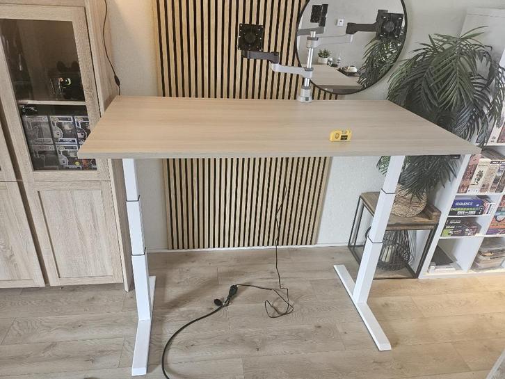 Health2Work Ergodesk E2T zit-sta bureau inclusief monitorarm, Huis en Inrichting, Bureaus, Zo goed als nieuw, Stabureau, Elektrisch