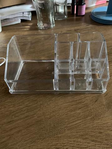 Organizer voor make-up of voor op het bureau beschikbaar voor biedingen