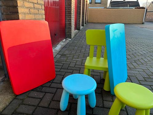 Ikea Mammut: 2 tafels, stoelen en krukjes. Ook los te koop, Kinderen en Baby's, Kinderkamer | Tafels en Stoelen, Gebruikt, Tafel(s) en Stoel(en)