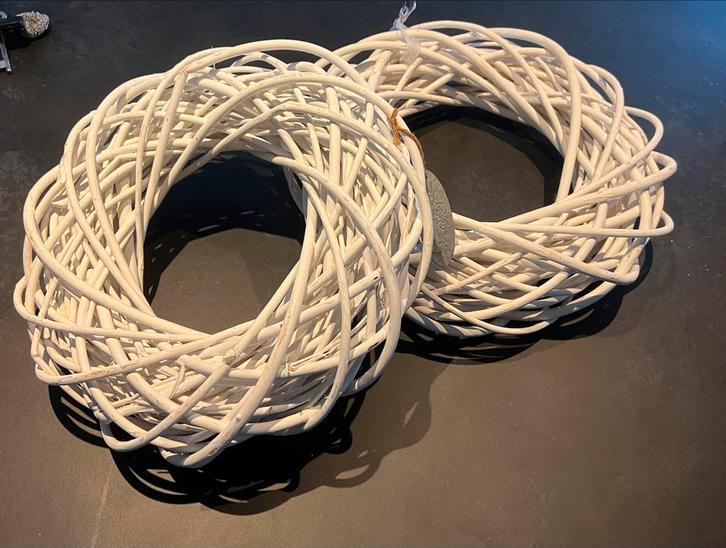 Twee witte rieten kransen, Huis en Inrichting, Woonaccessoires | Kransen, Zo goed als nieuw, Ophalen of Verzenden