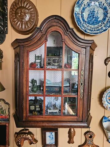 Antiek Poppenhuis  beschikbaar voor biedingen
