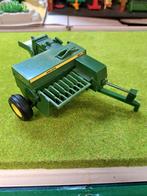 John Deere 338 pakjes pers van Ertl met stocknummer 5639a., Hobby en Vrije tijd, Modelauto's | 1:32, Ophalen of Verzenden, Zo goed als nieuw