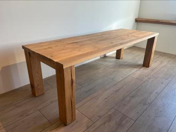 Robuuste eiken eettafel 250 x 90 cm. Showroommodel! beschikbaar voor biedingen