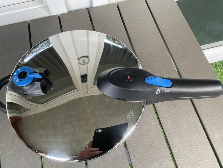 BK snelkookpan. 6 liter, Huis en Inrichting, Keuken | Potten en Pannen, Zo goed als nieuw, Kookpan of Snelkookpan, Rvs, Inductieplaat