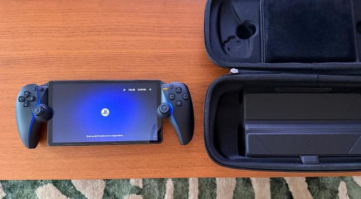 Als nieuw: PS Portal Remote Player, Spigen Case, Spelcomputers en Games, Games | Sony PlayStation Portable, Zo goed als nieuw