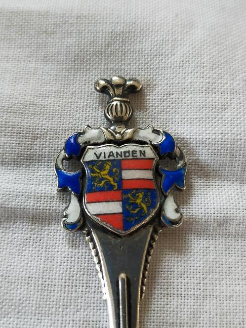 Zilveren lepeltje met emaille, Vianden. Lengte 11 cm, Antiek en Kunst, Antiek | Goud en Zilver, Zilver, Ophalen of Verzenden