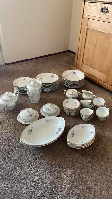 MOSA Maastricht servies wit goud randje paars bloem beschikbaar voor biedingen