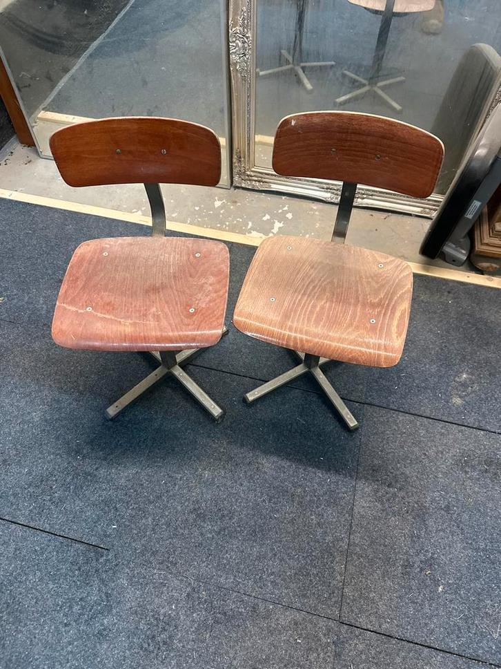 Vintage Kinderstoeltjes teab oude school stoeltjes Set van 2, Huis en Inrichting, Stoelen, Gebruikt, Twee, Hout, Bruin, Ophalen of Verzenden