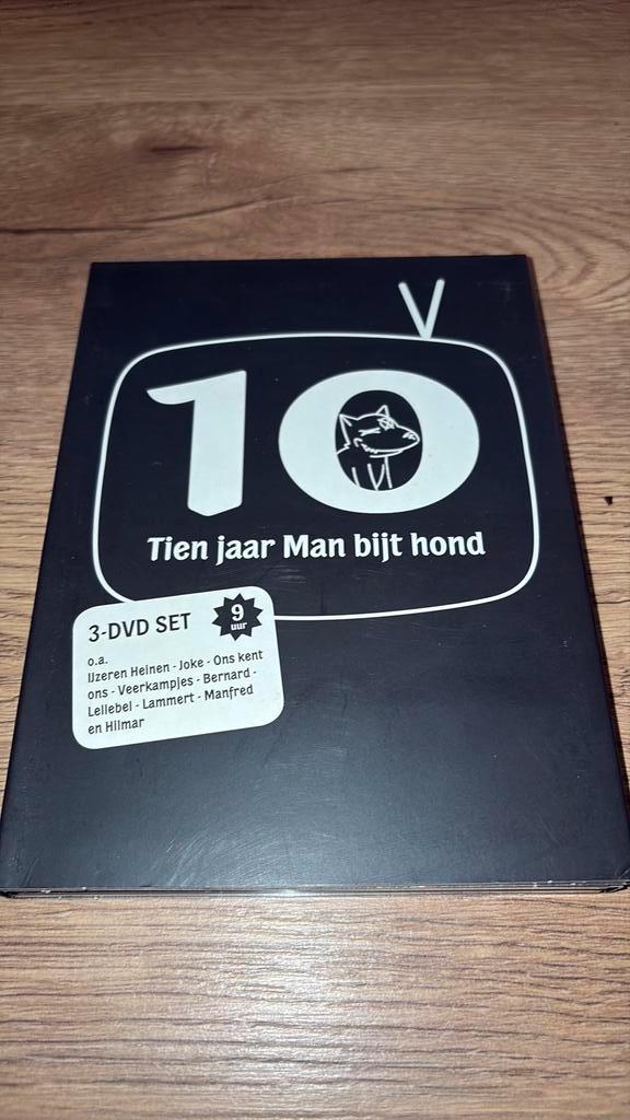 10 Jaar Man Bijt Hond 3-dvd set van NCRV en CNR TV., Cd's en Dvd's, Dvd's | Tv en Series, Zo goed als nieuw, Actie en Avontuur