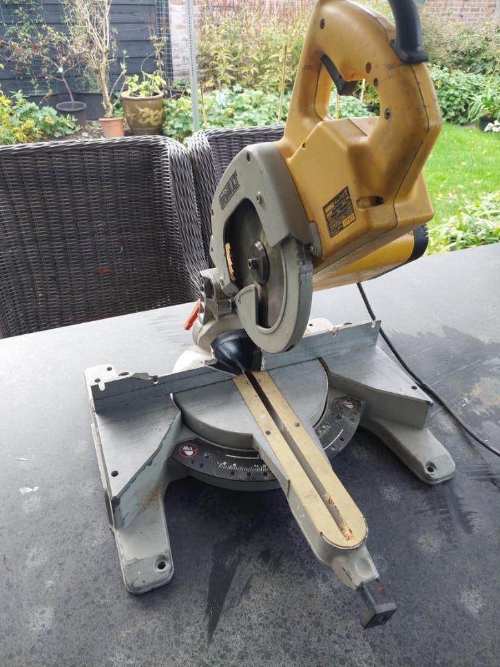 DeWalt kort zaag, Doe-het-zelf en Verbouw, Gereedschap | Zaagmachines, Gebruikt, Afkortzaag, 1200 watt of meer, 30 tot 70 mm, Ophalen