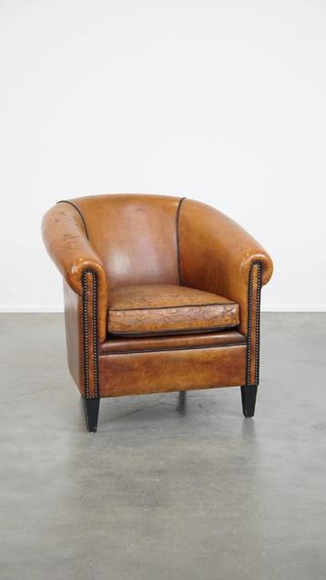 Schapenleren clubfauteuil met een stoere uitstraling beschikbaar voor biedingen