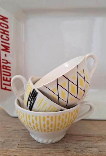 Vintage franse kopjes, geel zwart, grafisch design beschikbaar voor biedingen